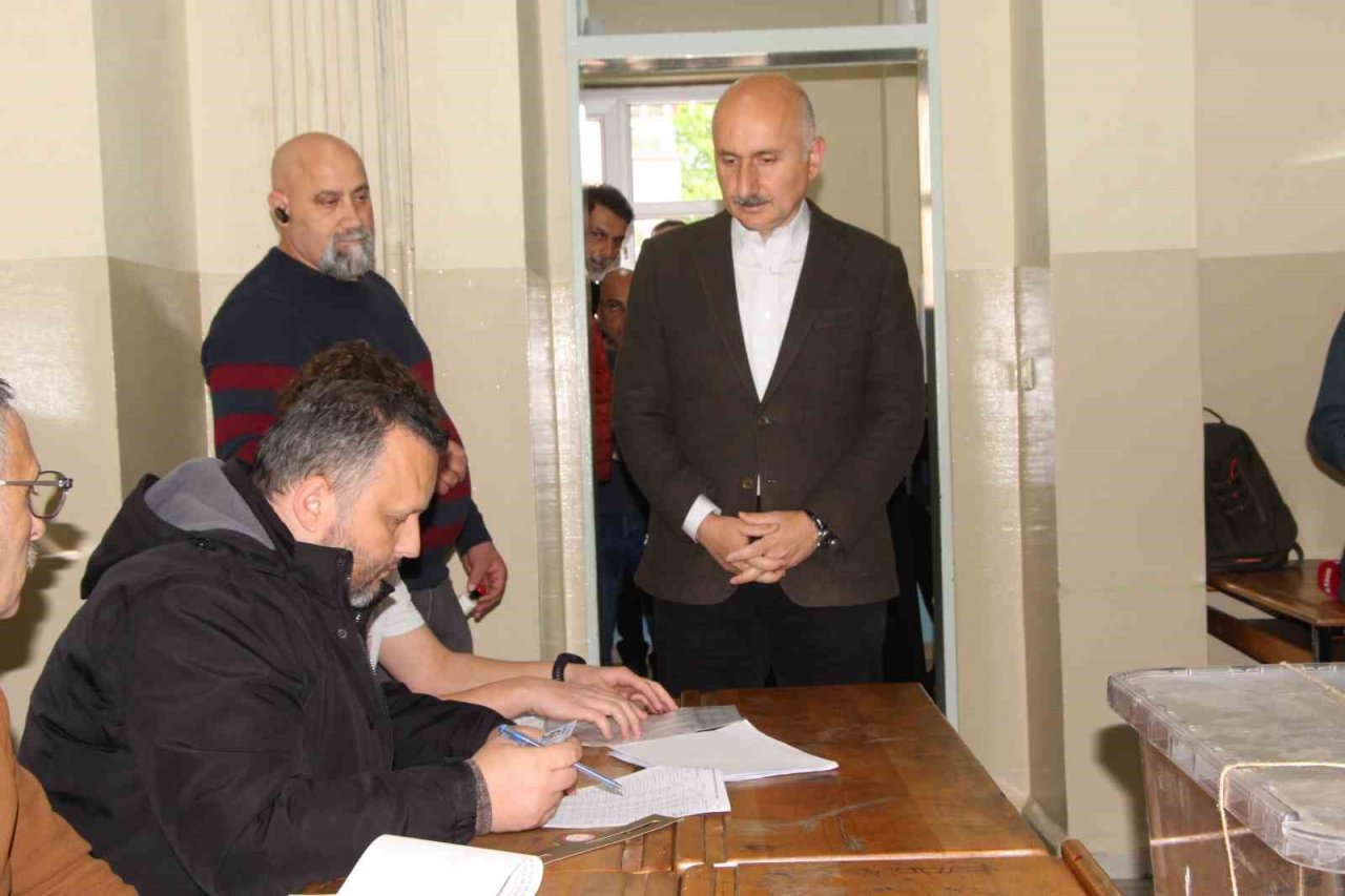 Bakan Karaismailoğlu, Trabzon’da oyunu kullandı