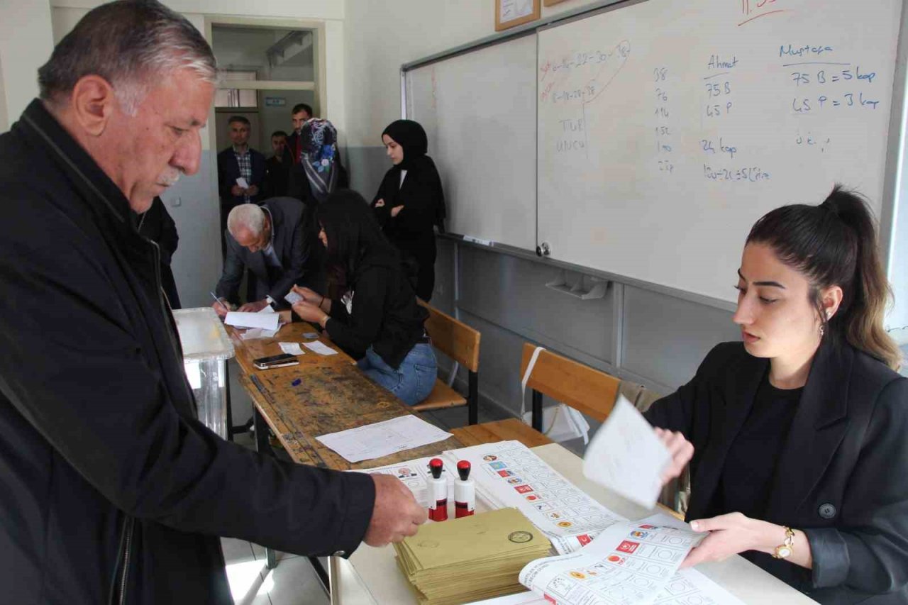 Bingöl’de oy kullanım işlemi başladı