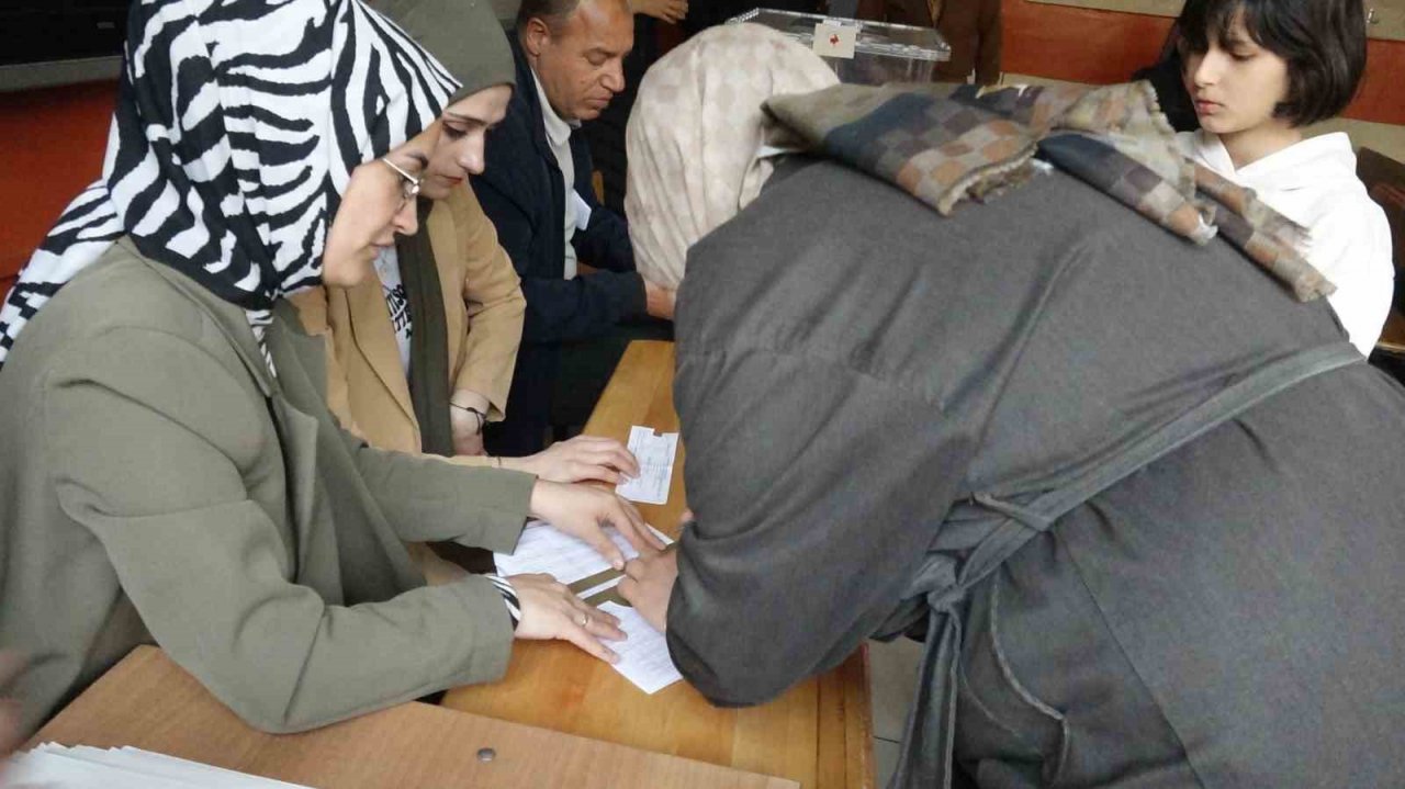 Erciş’te oy verme işlemi başladı