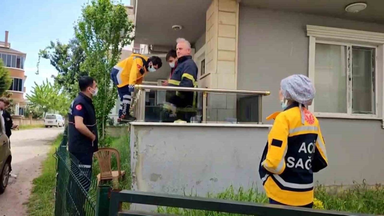 Evde kilitli kaldığı söylenen yaşlı kadın ekiplere zorluk çıkardı