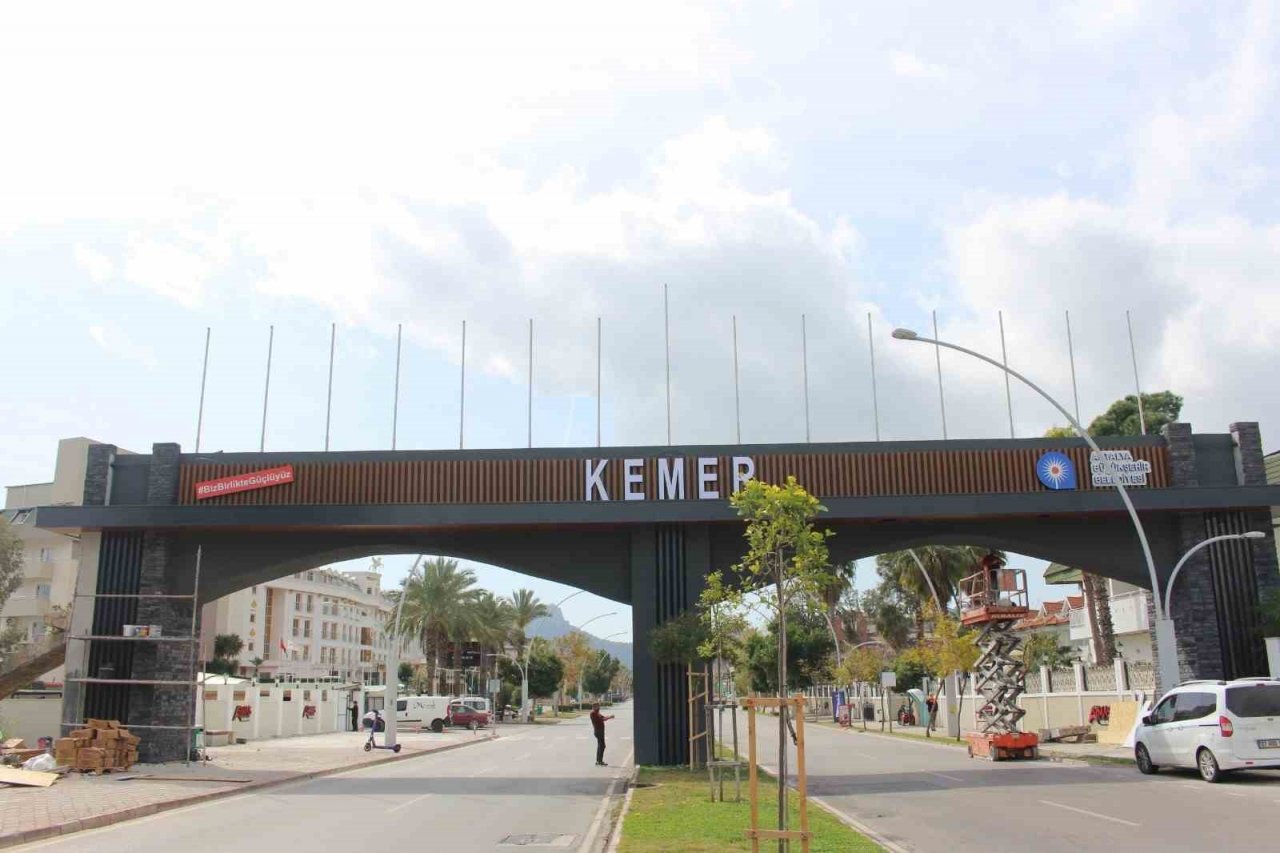 Büyükşehir Belediyesi Kemer giriş takını yeniledi