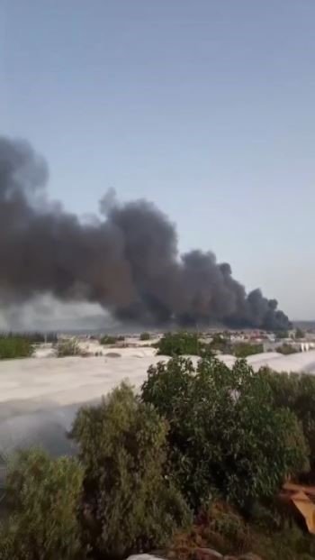 Antalya’da geri dönüşüm tesisi alev alev yandı, gökyüzü siyaha büründü