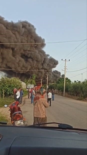 Antalya’da geri dönüşüm tesisi alev alev yandı, gökyüzü siyaha büründü