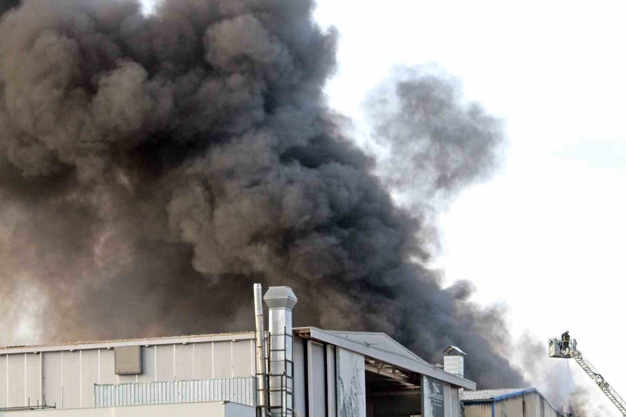 Lüks yat ve teknelerin bulunduğu tersane yangını 3 saatte söndürüldü