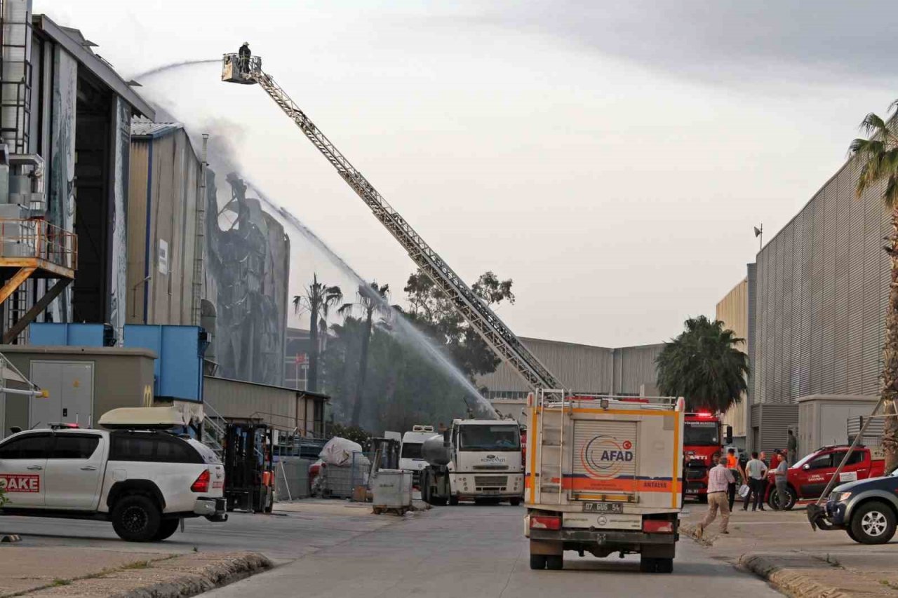 Lüks yat ve teknelerin bulunduğu tersane yangını 3 saatte söndürüldü