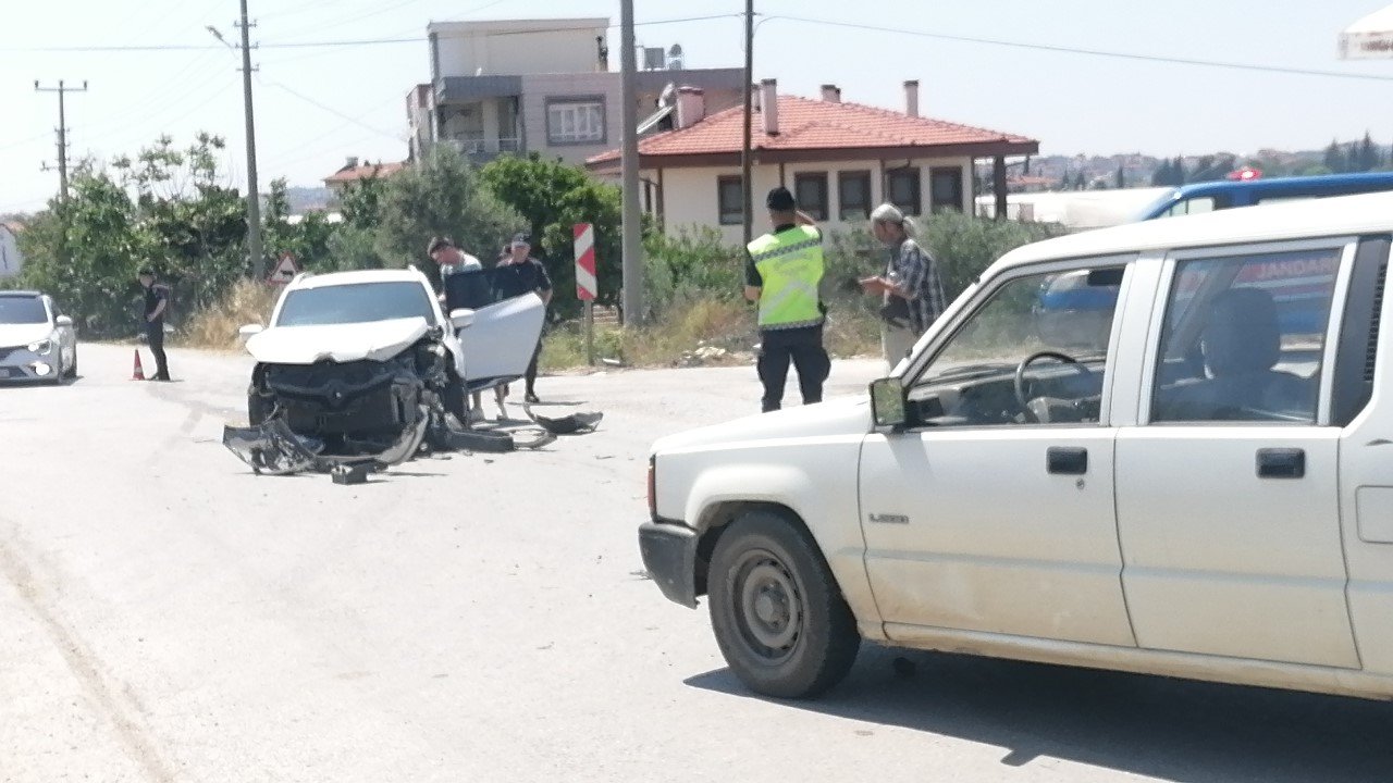 Rus turistlerin içerisinde bulunduğu otomobil kamyonetle çarpıştı: 2 yaralı