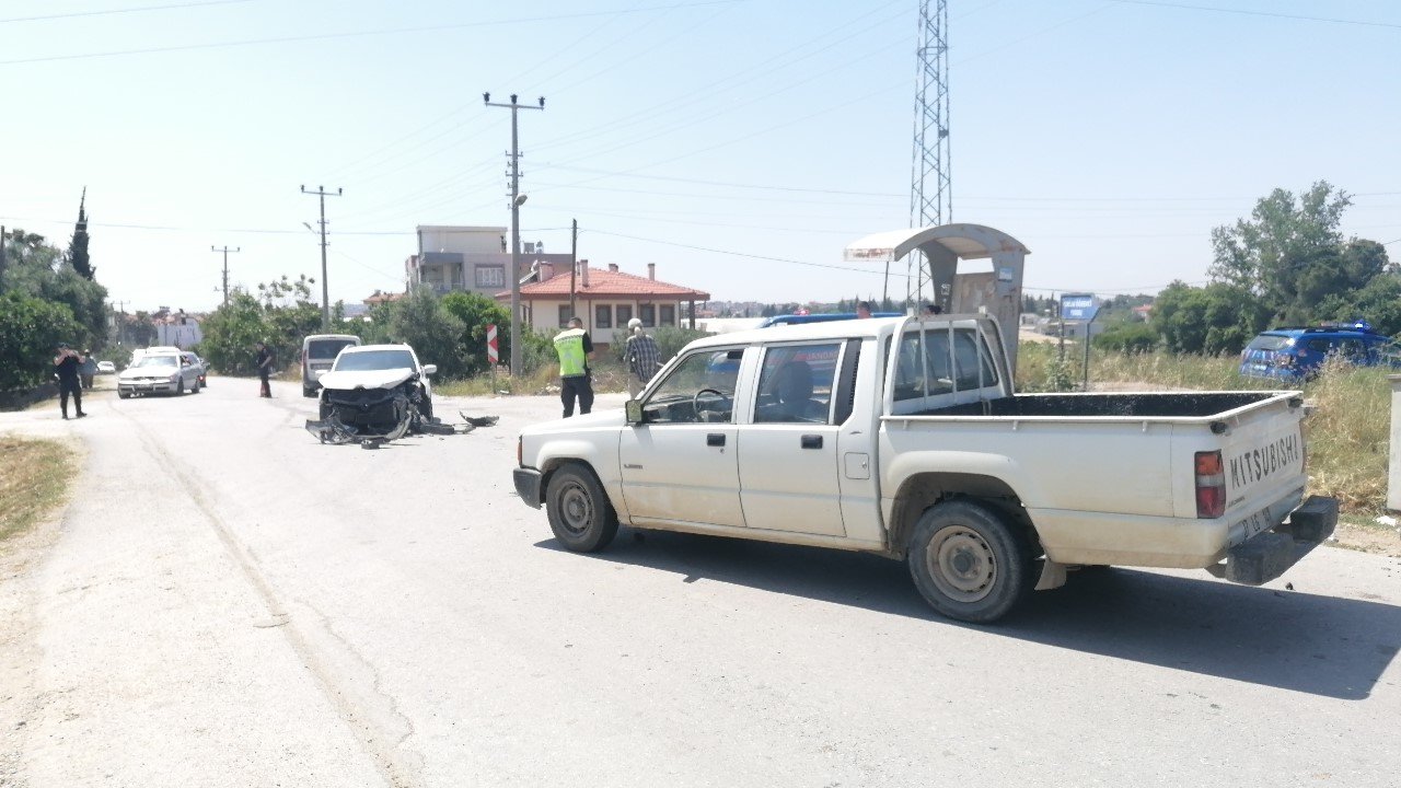 Rus turistlerin içerisinde bulunduğu otomobil kamyonetle çarpıştı: 2 yaralı