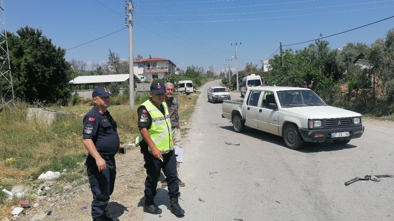 Rus turistlerin içerisinde bulunduğu otomobil kamyonetle çarpıştı: 2 yaralı