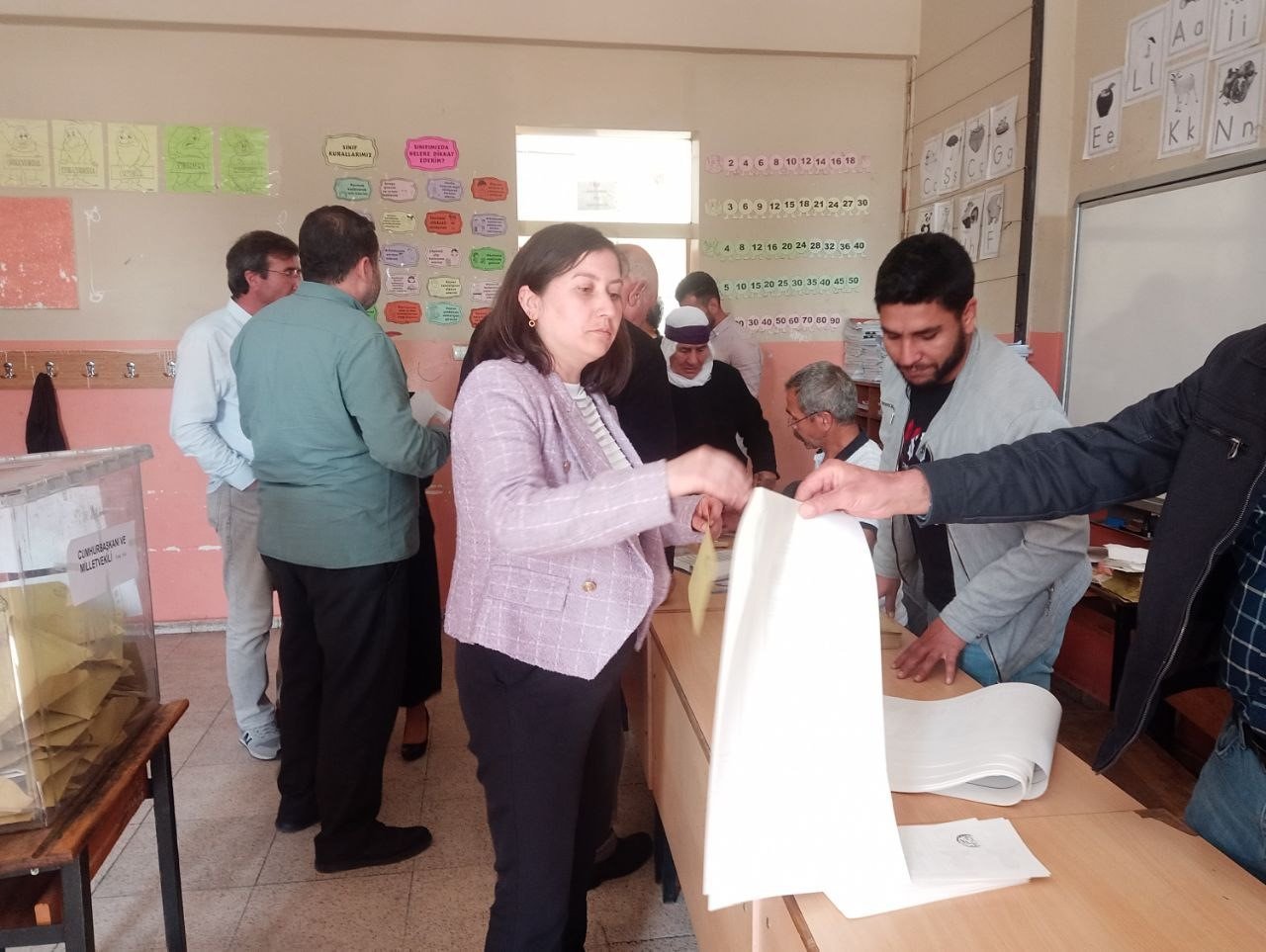 İzmir, vekillerini seçti