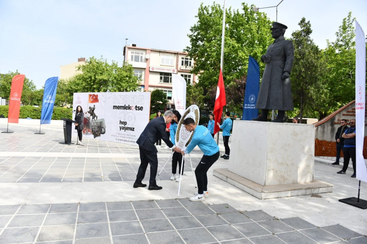 Gençlik Haftası kutlamaları çelenk töreni ile başladı