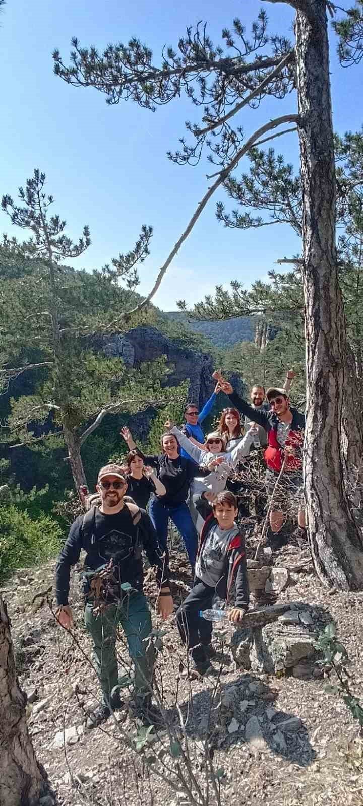 Doğa tutkunları Beşikderesi Şelalesi’nde yürüyüşle hafta sonlarını değerlendirdi