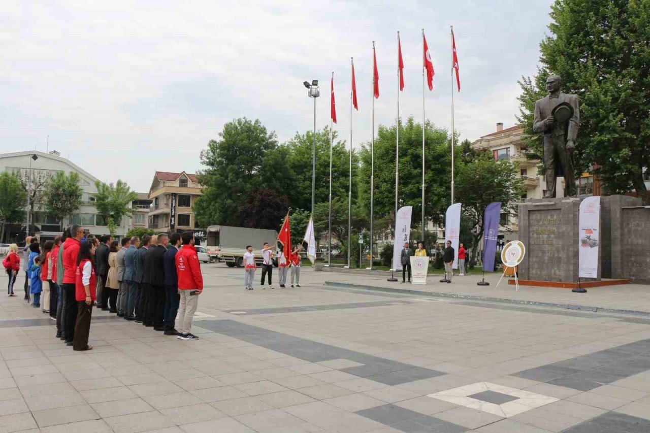 Gençlik Haftası çelenk sunumu ile başladı