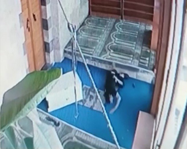 Camiden çalmak istediği yardım kasasının altında kaldı