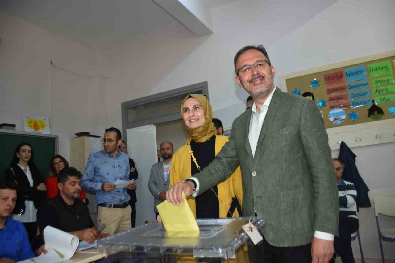 İzmir, vekillerini seçti