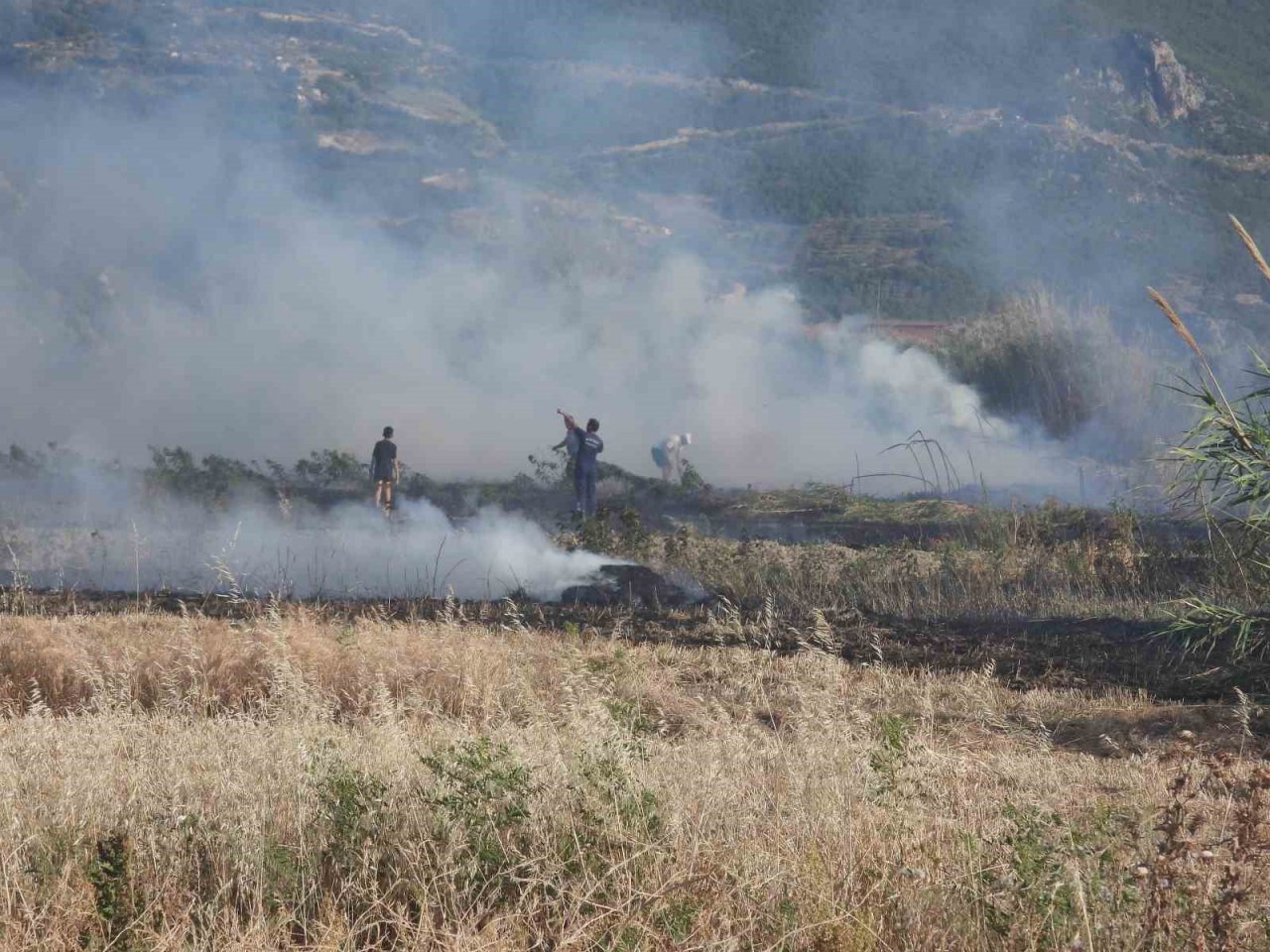Hatay’da anız yangınında tarladaki samanlar yandı