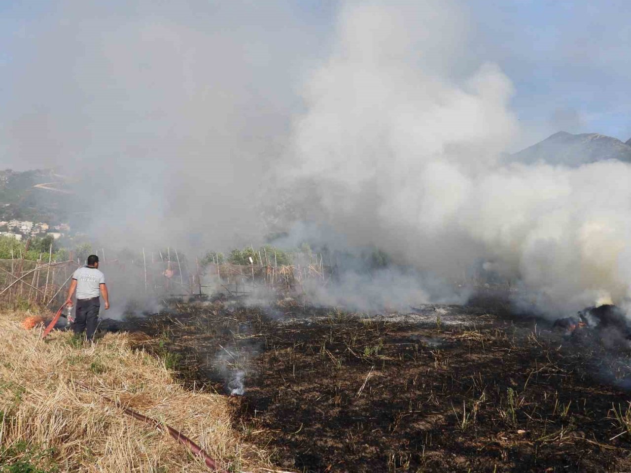 Hatay’da anız yangınında tarladaki samanlar yandı