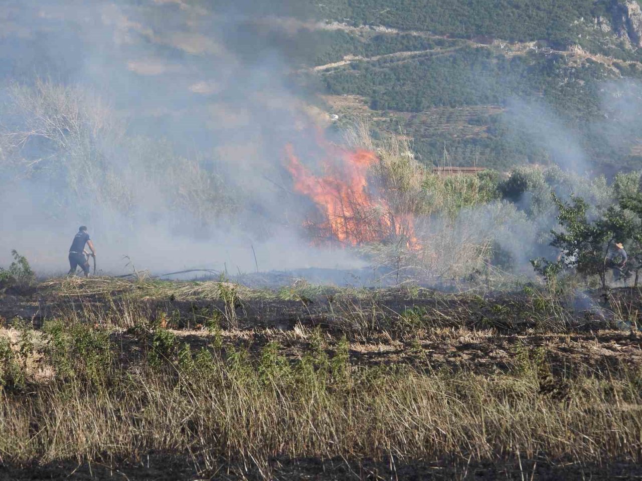 Hatay’da anız yangınında tarladaki samanlar yandı