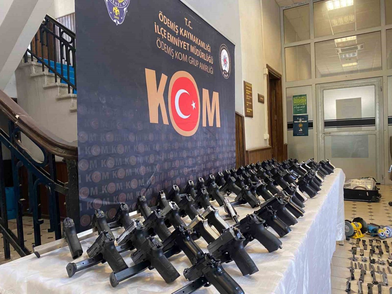 23 yaşındaki silah tacirini, İzmir polisi enseledi