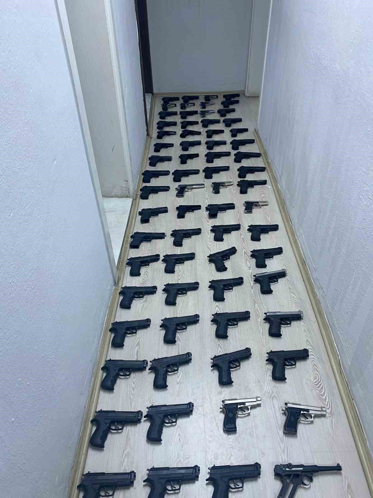 23 yaşındaki silah tacirini, İzmir polisi enseledi