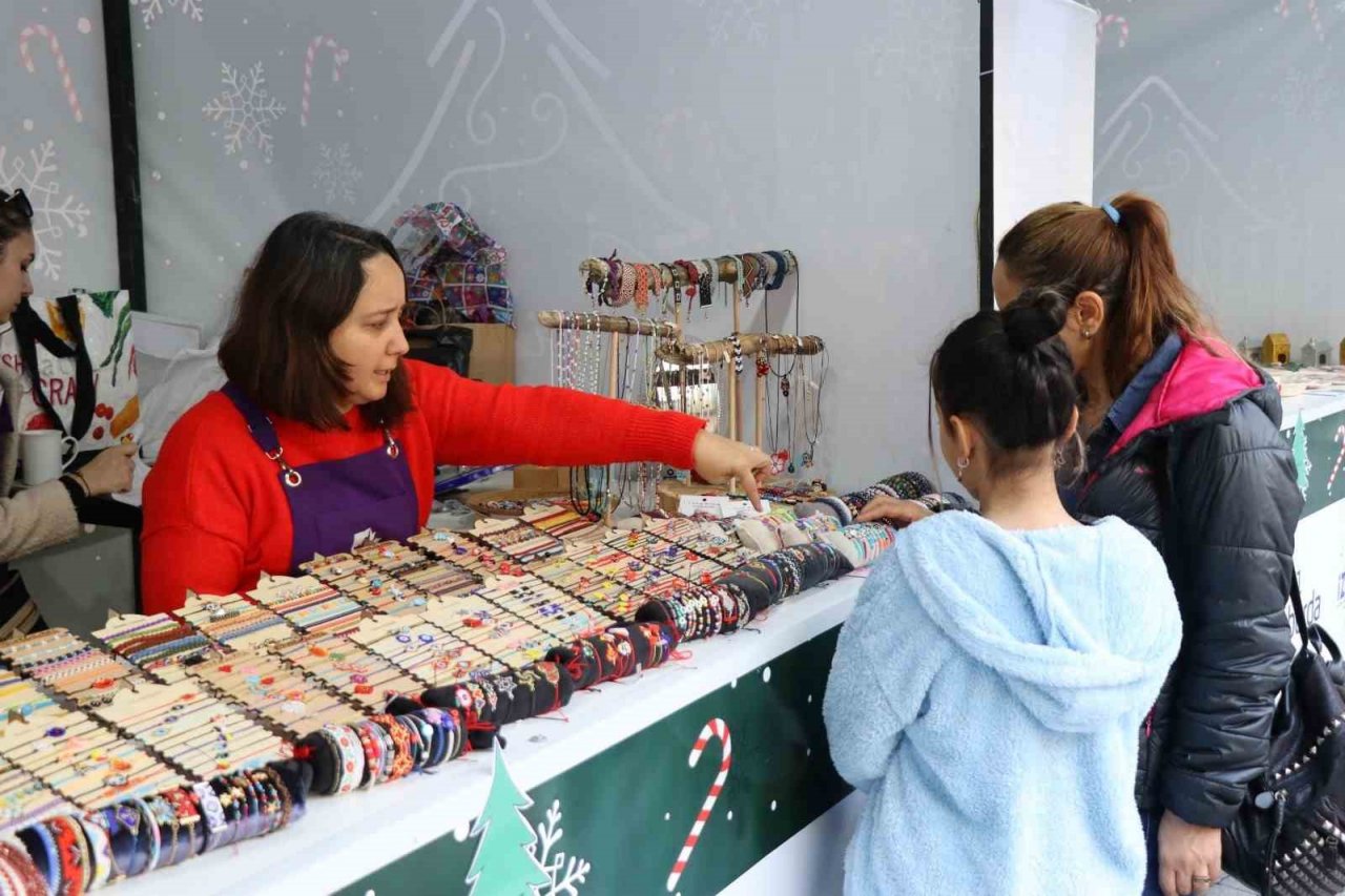 Kadınların el emeği ürünleri stantlarda yerini aldı