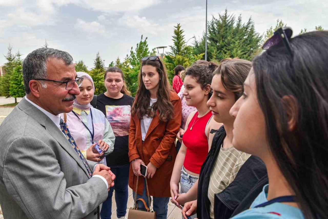 Rektör Gavgalı, KMÜ’ye misafir olan yabancı öğrencilerle buluştu