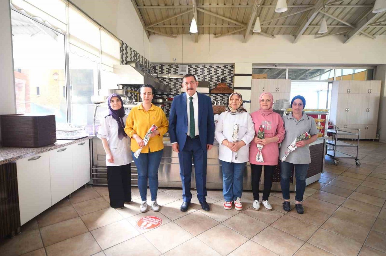 Başkan Vidinlioğlu, belediye personelinin Anneler Günü’nü kutladı