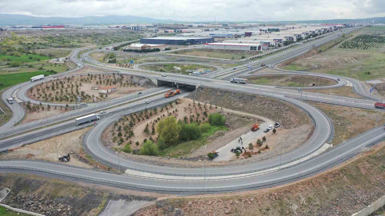 Büyükşehir, Mimarsinan OSB Kavşağı ile refüjleri ağaç taşıma yöntemi ile ağaçlandırıyor