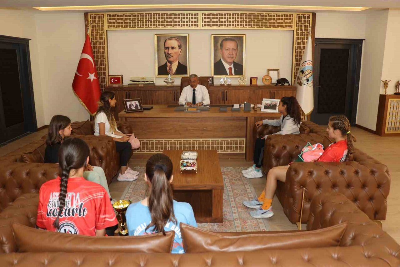 Kazandıkları kupayı başkan Kaplan’a hediye ettiler