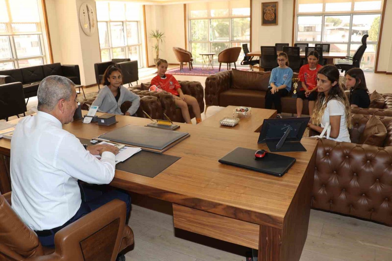 Kazandıkları kupayı başkan Kaplan’a hediye ettiler