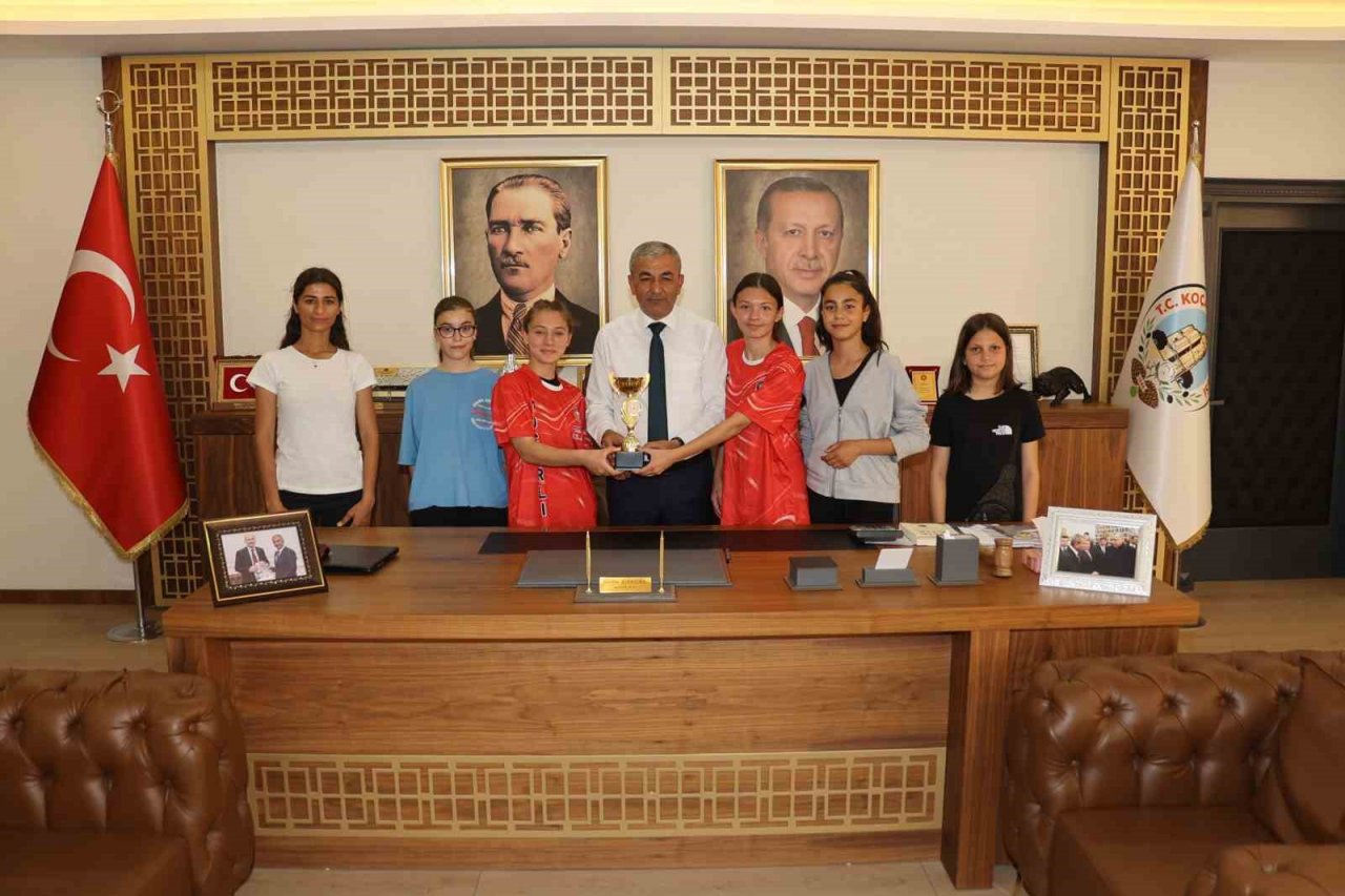 Kazandıkları kupayı başkan Kaplan’a hediye ettiler