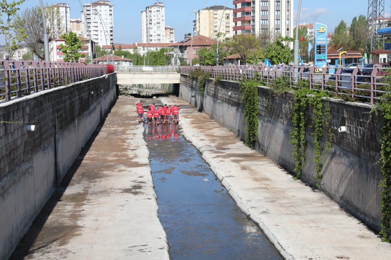 Kocasinan, ilçe genelindeki tüm kanalları temizleyip, ilaçlıyor