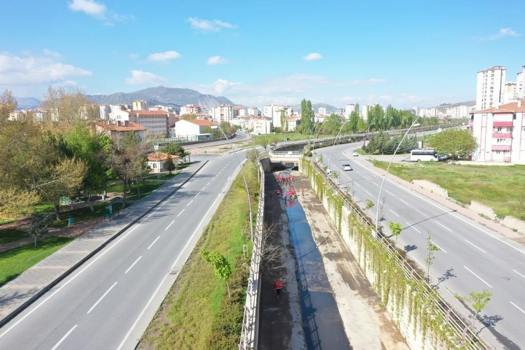 Kocasinan, ilçe genelindeki tüm kanalları temizleyip, ilaçlıyor