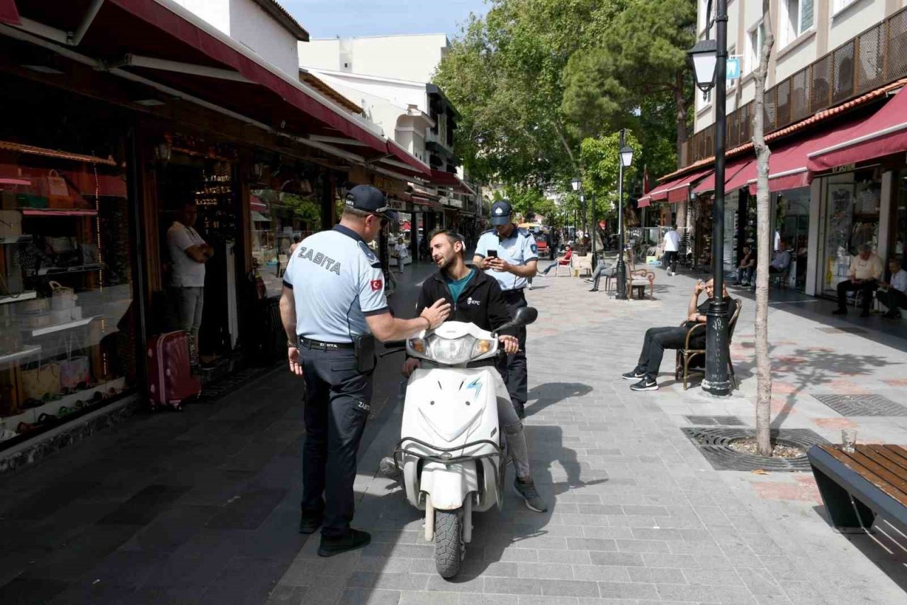 Kuşadası’nda zabıtadan motosiklet denetimi