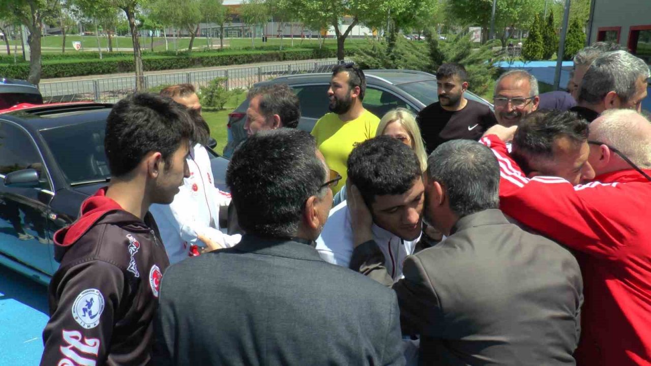 Kayserili dünya şampiyonları yurda döndü