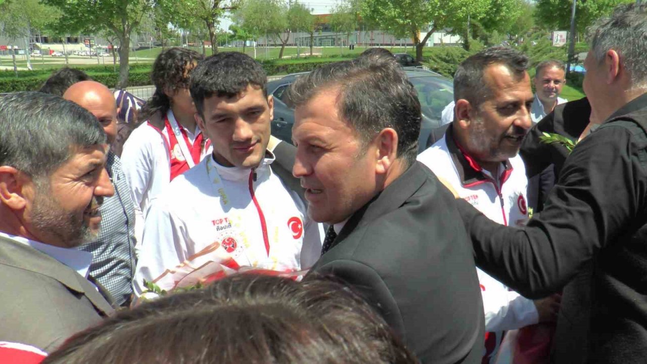 Kayserili dünya şampiyonları yurda döndü