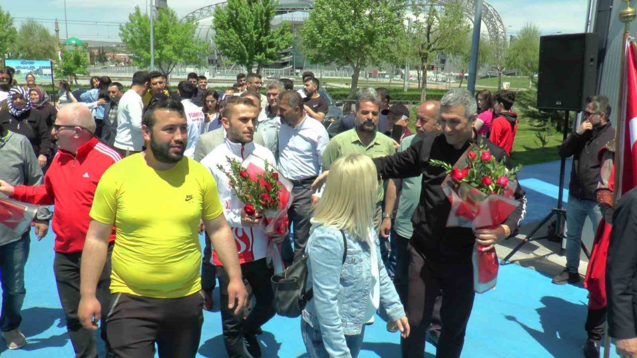 Kayserili dünya şampiyonları yurda döndü