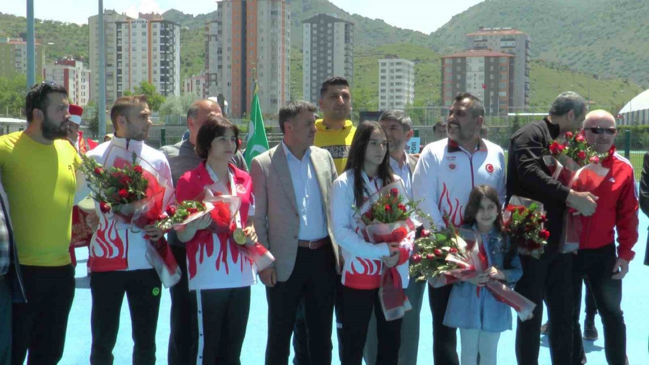 Kayserili dünya şampiyonları yurda döndü