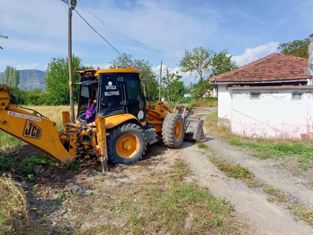 Ortaca’da yollar bakımdan geçiriliyor