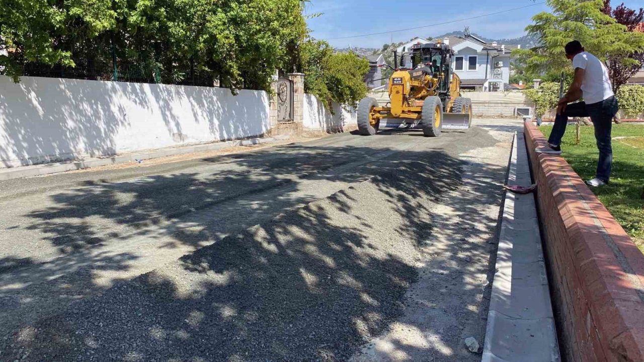 Ortaca’da yollar bakımdan geçiriliyor