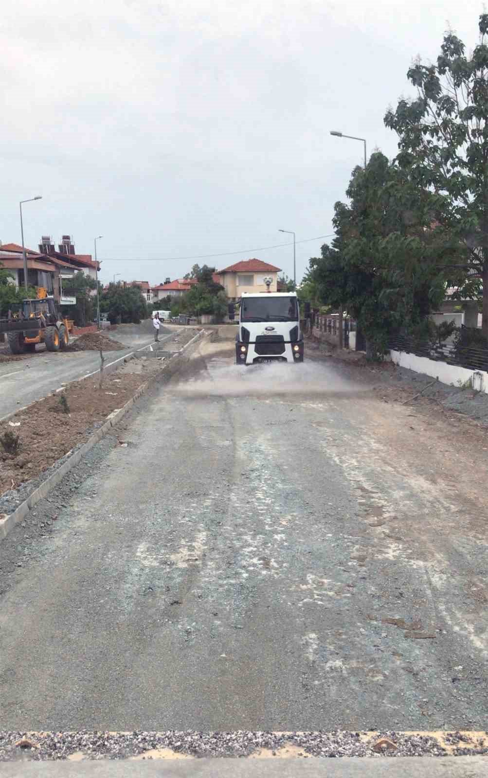 Ortaca’da yollar bakımdan geçiriliyor