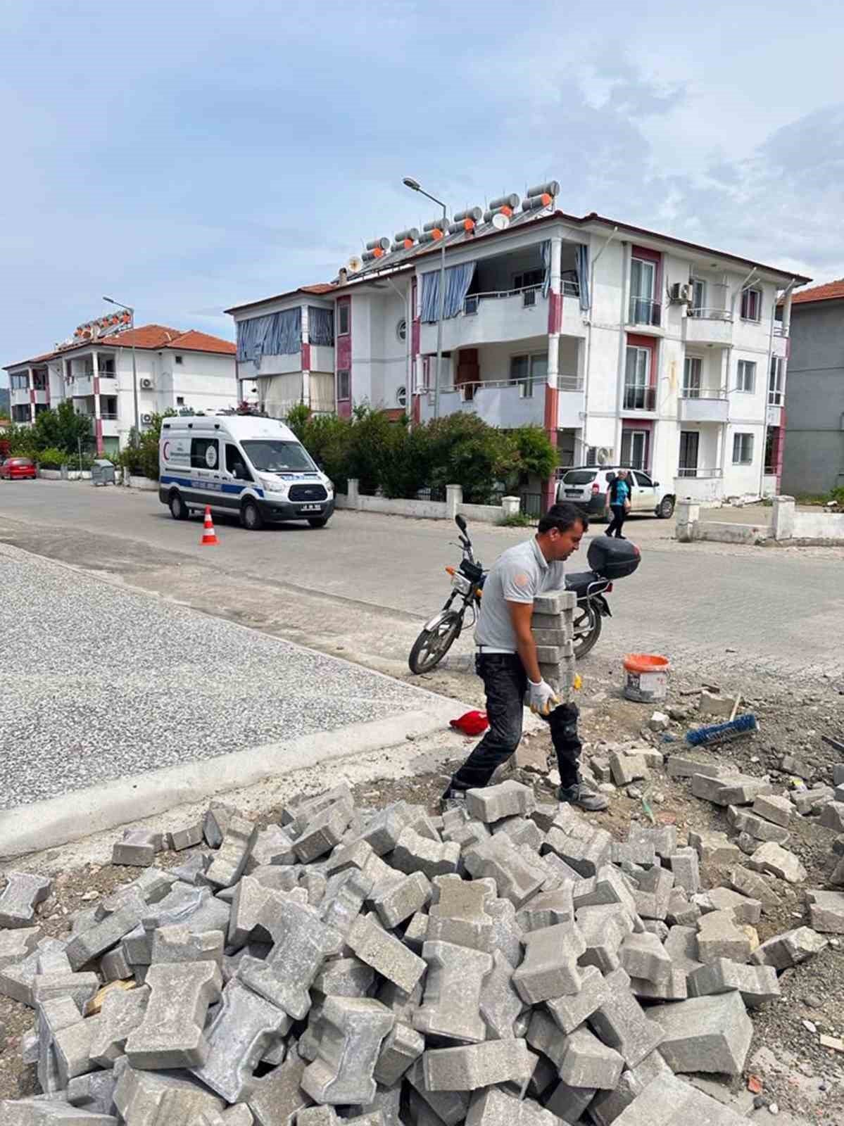 Ortaca’da yollar bakımdan geçiriliyor