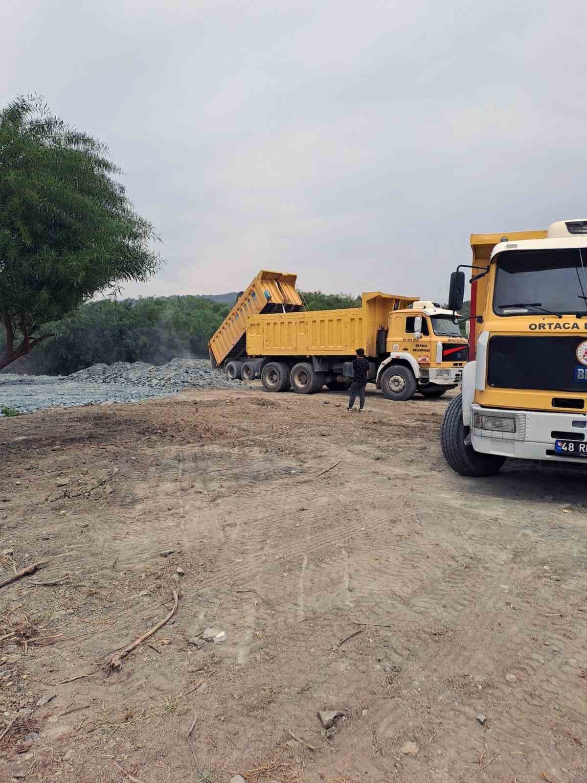 Ortaca’da yollar bakımdan geçiriliyor