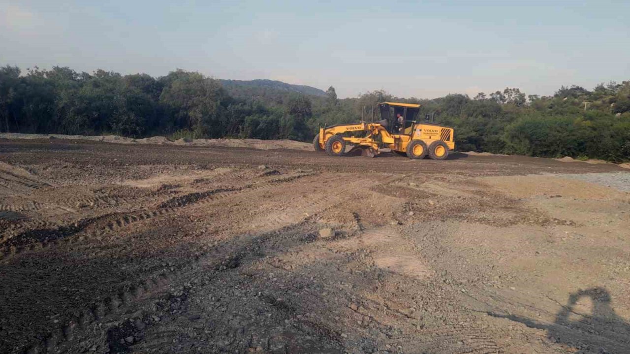 Ortaca’da yollar bakımdan geçiriliyor