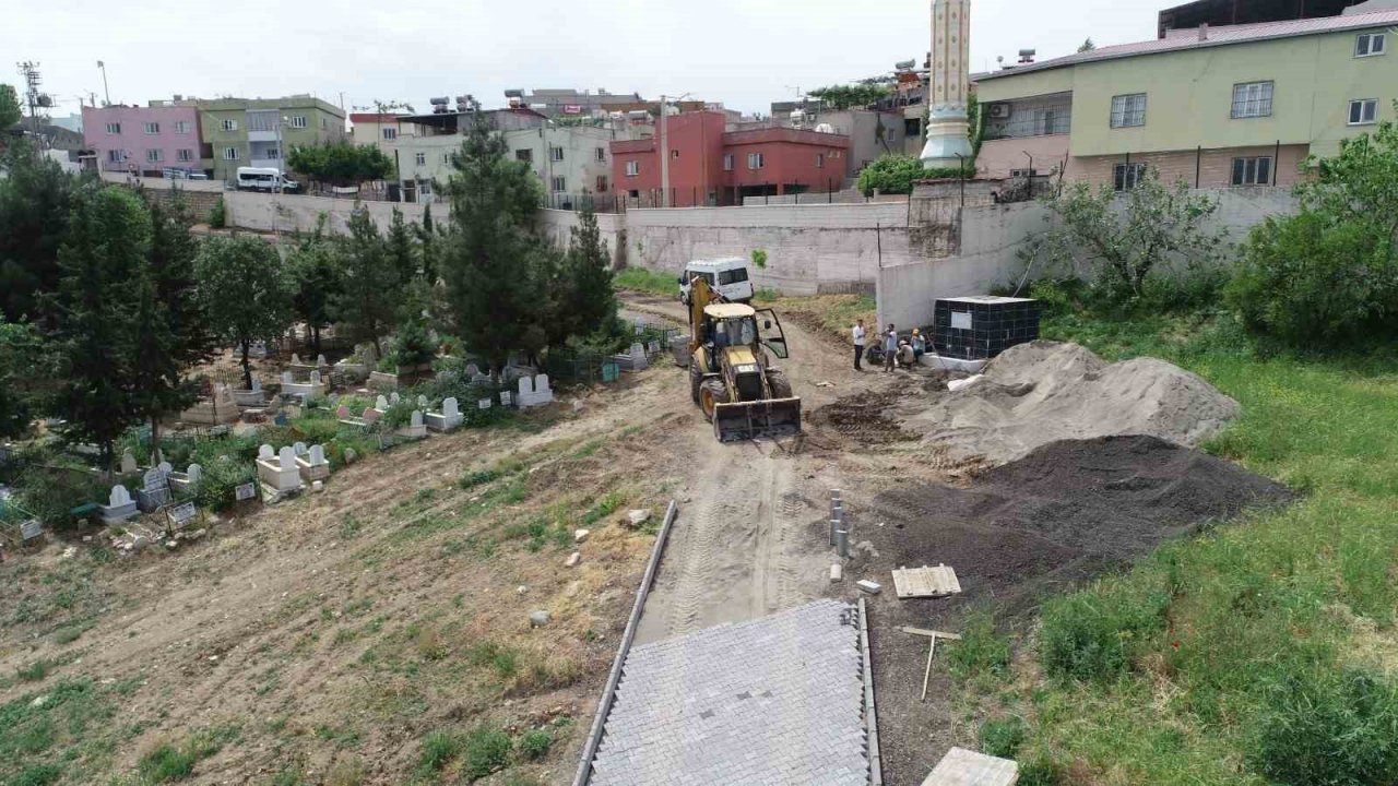 Siirt Belediyesi, mezarlığa giden yol çalışmalarını tamamladı