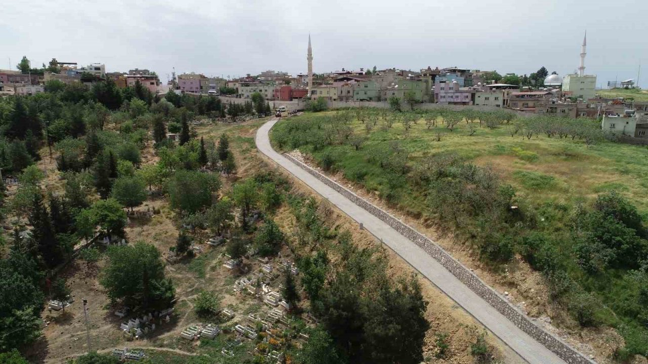 Siirt Belediyesi, mezarlığa giden yol çalışmalarını tamamladı