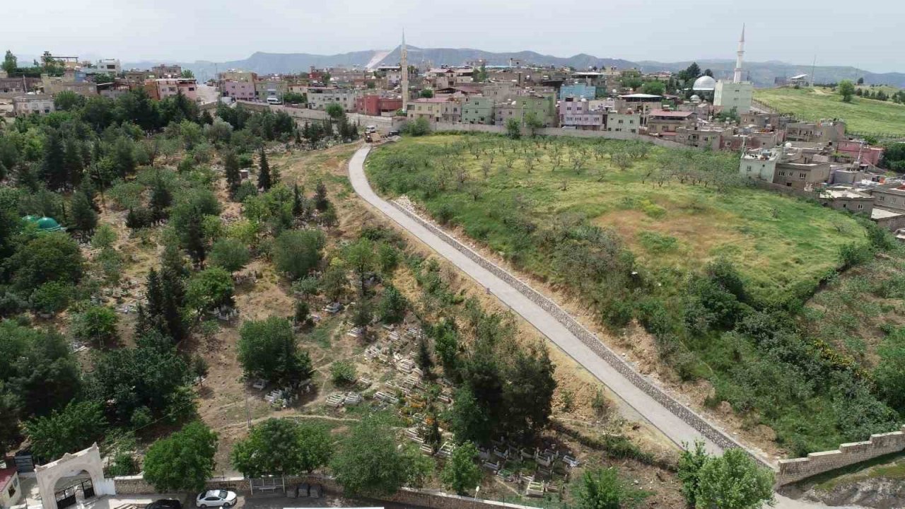 Siirt Belediyesi, mezarlığa giden yol çalışmalarını tamamladı