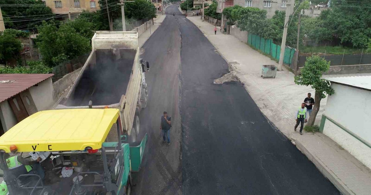 Siirt Belediyesi kent genelinde 40 bin ton asfalt kullanarak yoları onarıyor