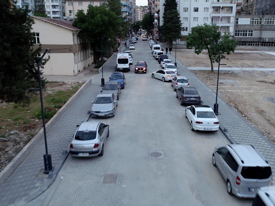 Siirt Belediyesi kent genelinde 40 bin ton asfalt kullanarak yoları onarıyor