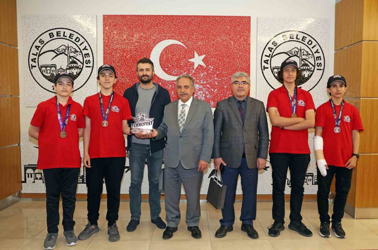 Başkan Yalçın’dan TEKNOFEST öğrencilerine ödül