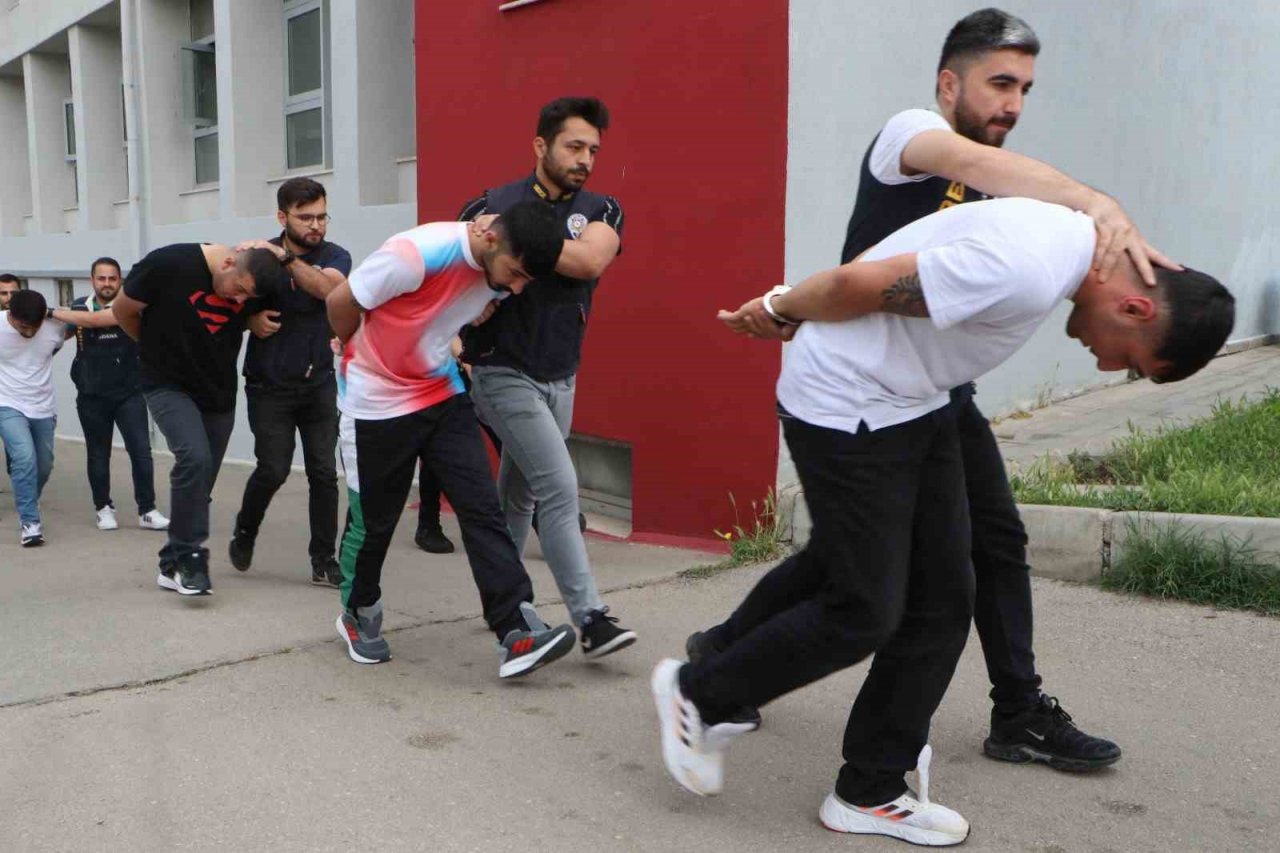 “Sazan sarmalı” yöntemiyle 1 milyon liralık vurgun: 7 tutuklama